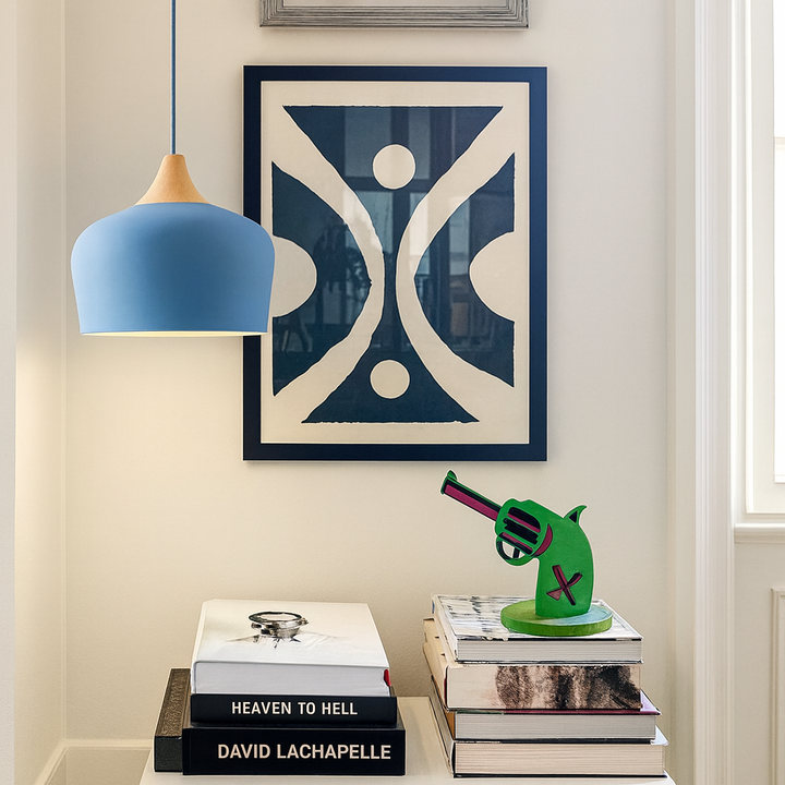 Pendelleuchten aus Metall und Holz in sanften Pastellfarben