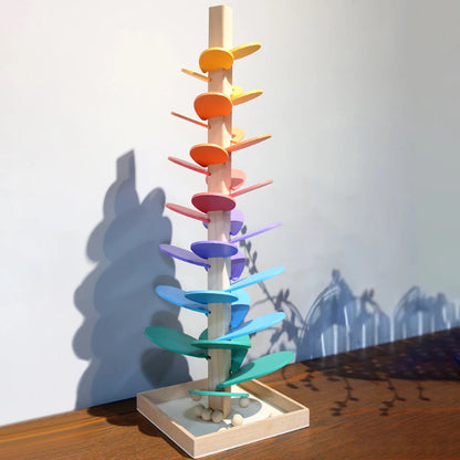 Interaktiver Regenbogen-Murmelturm aus Holz – Farben & Klänge spielerisch entdecken