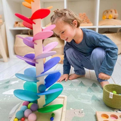 Interaktiver Regenbogen-Murmelturm aus Holz – Farben & Klänge spielerisch entdecken