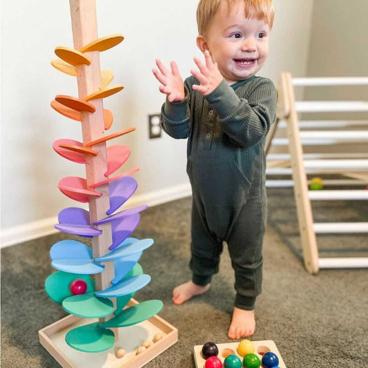 Interaktiver Regenbogen-Murmelturm aus Holz – Farben & Klänge spielerisch entdecken
