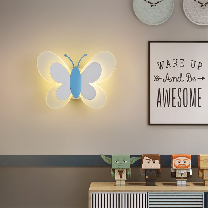 Verspielte kinderfreundliche LED-Wandleuchte mit Schmetterlingsmotiv
