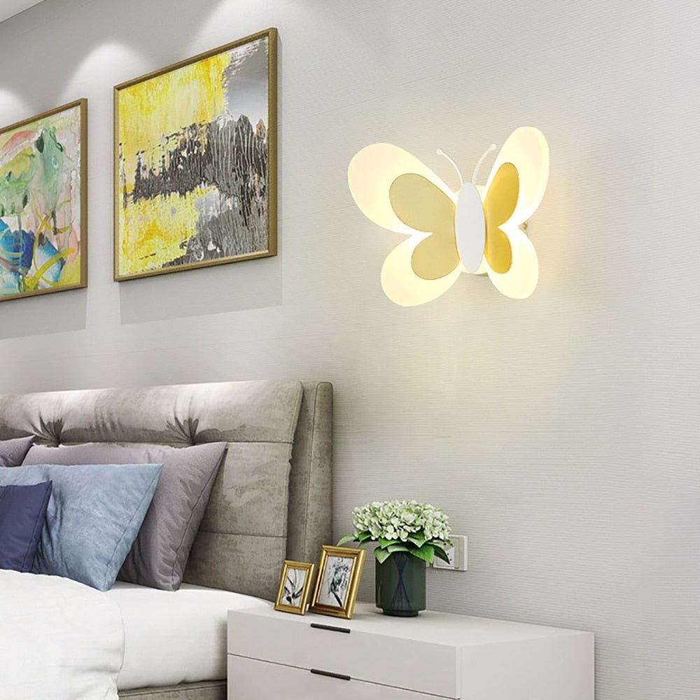 Verspielte kinderfreundliche LED-Wandleuchte mit Schmetterlingsmotiv