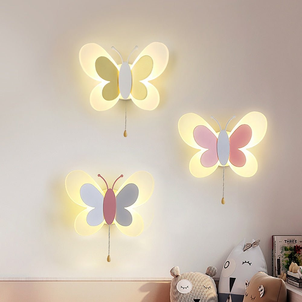 Verspielte kinderfreundliche LED-Wandleuchte mit Schmetterlingsmotiv