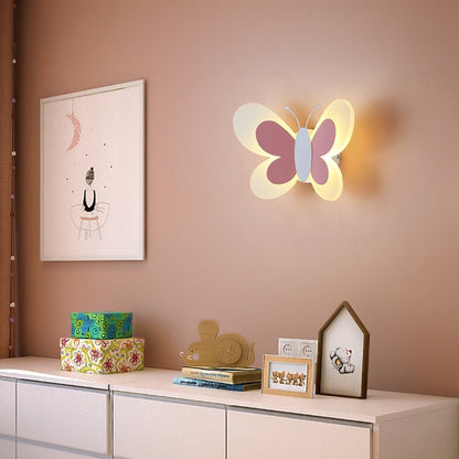 Verspielte kinderfreundliche LED-Wandleuchte mit Schmetterlingsmotiv