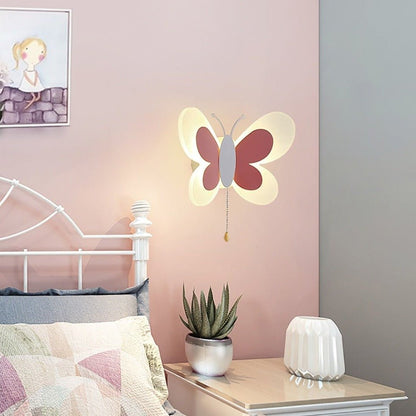 Verspielte kinderfreundliche LED-Wandleuchte mit Schmetterlingsmotiv