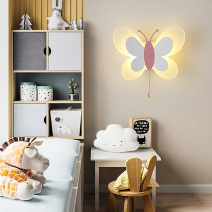 Verspielte kinderfreundliche LED-Wandleuchte mit Schmetterlingsmotiv