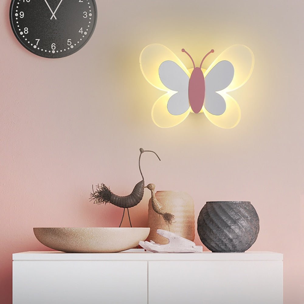 Verspielte kinderfreundliche LED-Wandleuchte mit Schmetterlingsmotiv