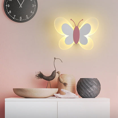 Verspielte kinderfreundliche LED-Wandleuchte mit Schmetterlingsmotiv