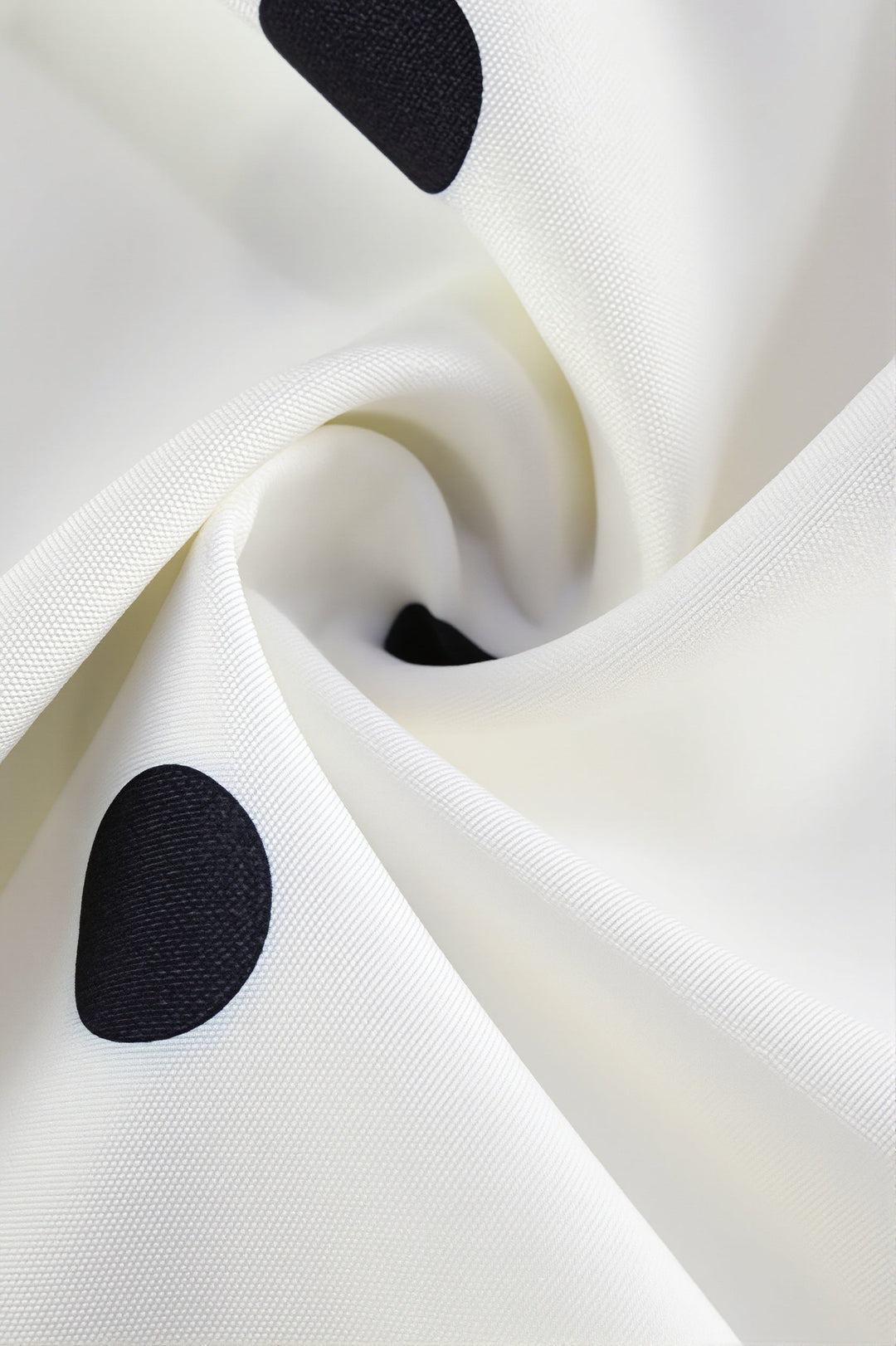 Leichtes Minikleid mit Neckholder und gepunktetem Design