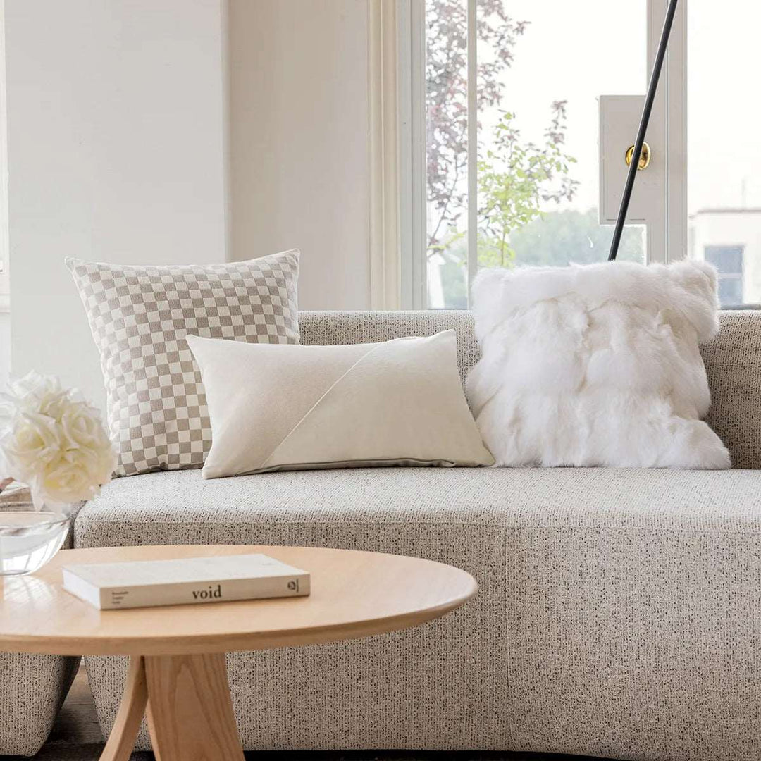 Beiges Karokissen als stilvolle Dekoration im Wohnzimmer