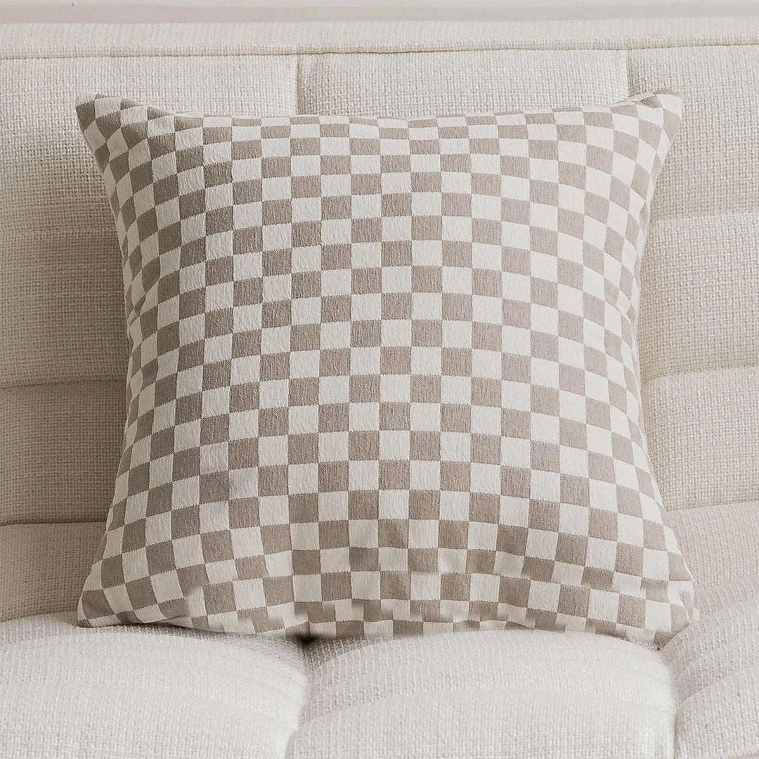 Dekokissen in Beige mit kariertem Muster auf einem Sofa