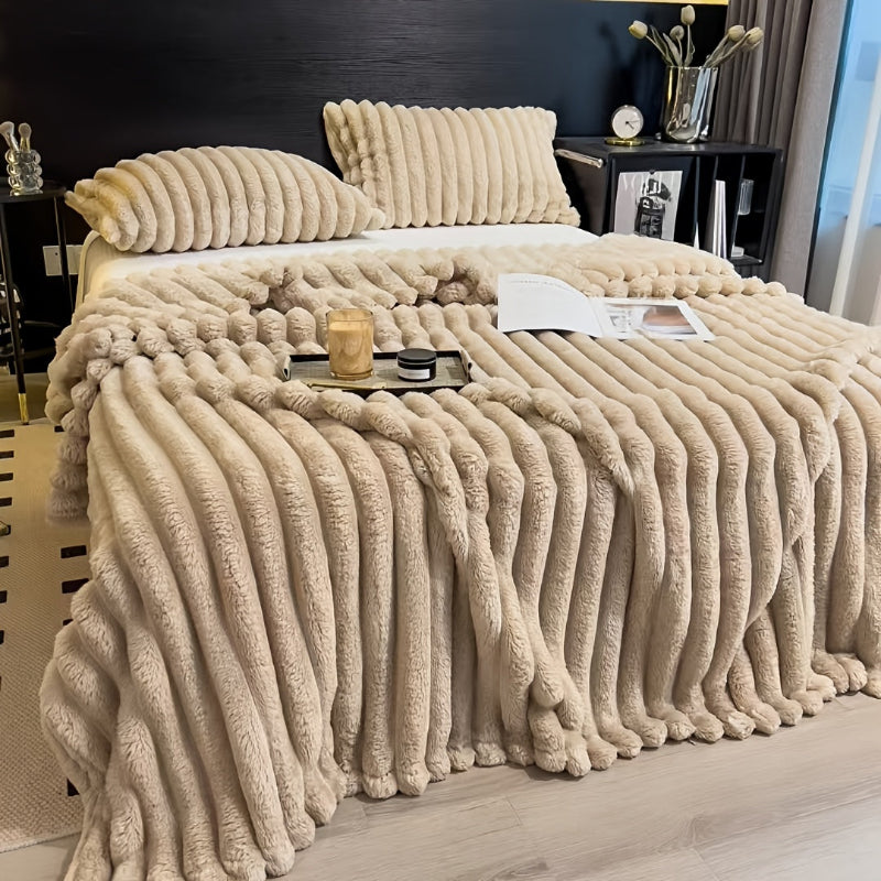 Streifen-Flanellkuscheldecke mit Kunstfell und Kordelzug