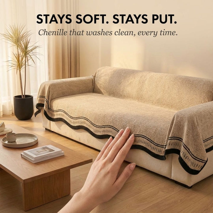 Wohnzimmer mit modernem Sofa und dekorativem rutschfestem Sofabezug