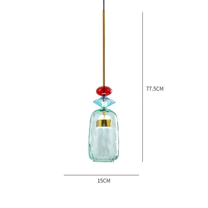 Pendelleuchte aus Pressglas mit elegantem Lichtschein im Wohnraum