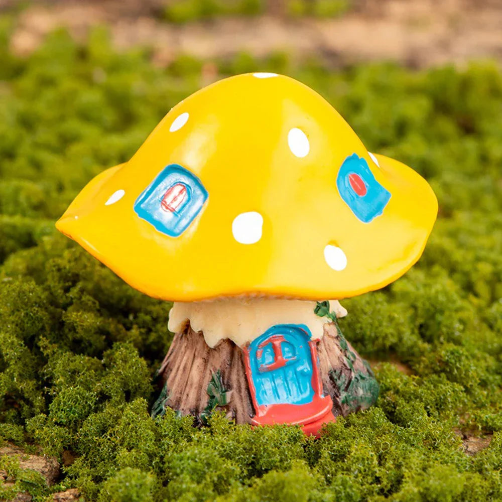 Pilzförmige Kunstharz-Ornamente als Deko für Gartenbeet oder Topfpflanzen