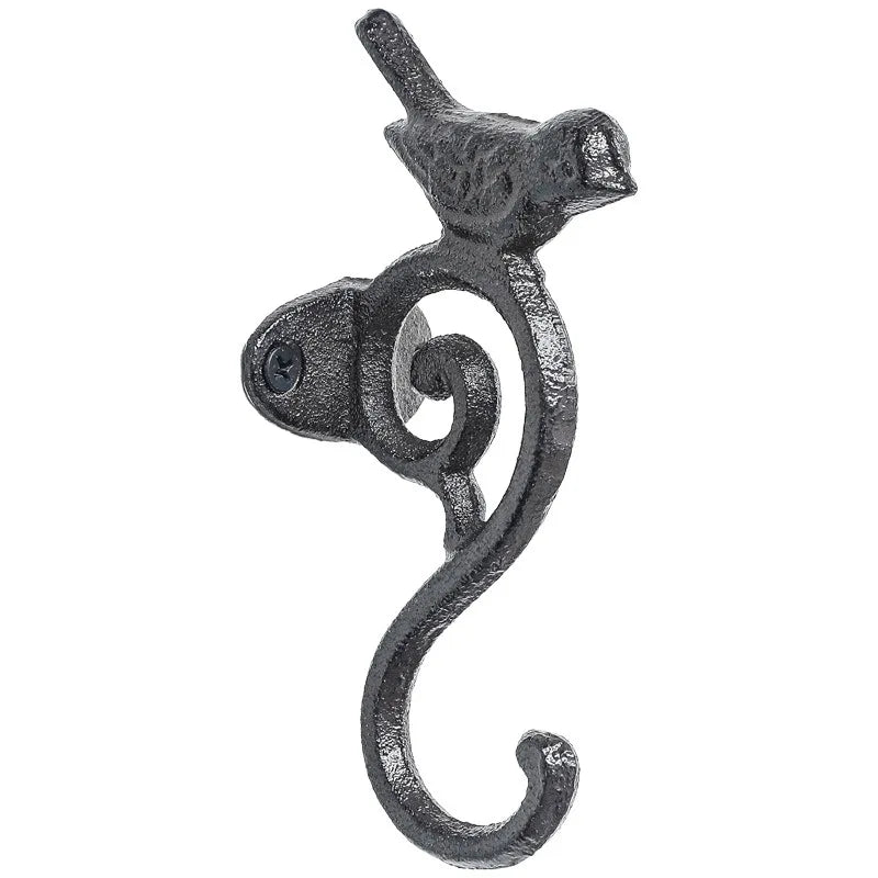 Wandhaken aus Gusseisen mit Vogel-Motiv im Vintage-Look an weißem Hintergrund