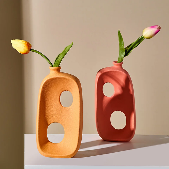 Keramische Hohlvase mit abstraktem Design