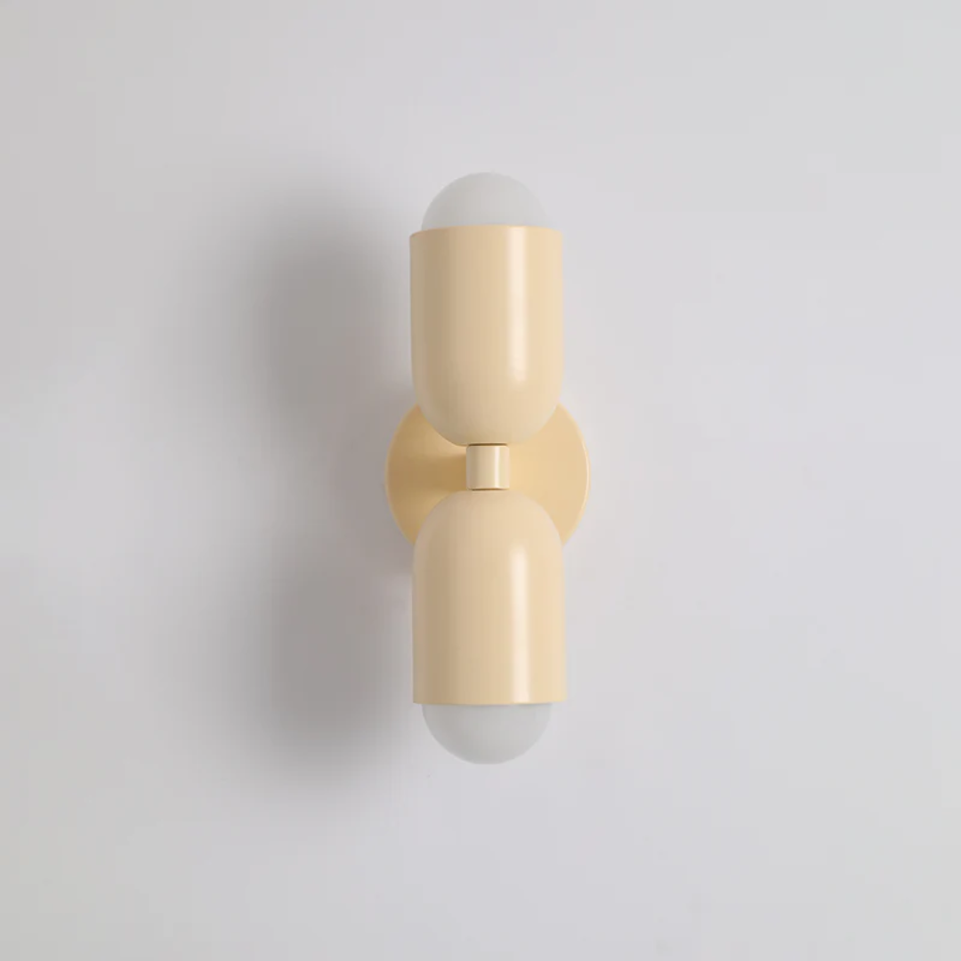 Doppelseitige LED-Wandlampe mit Farbwechsel an einer Wand