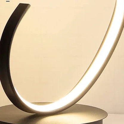 Minimalistische LED-Stehleuchte mit schwebendem Lichtdesign