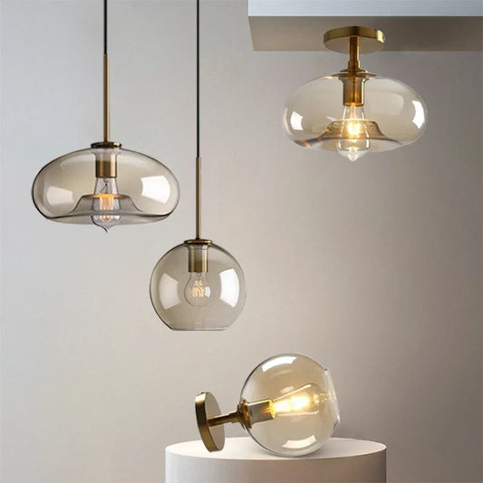 Moderne Deckenleuchte mit klarem Glasschirm und Messingdetails
