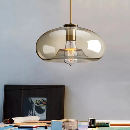 Moderne Deckenleuchte mit klarem Glasschirm und Messingdetails