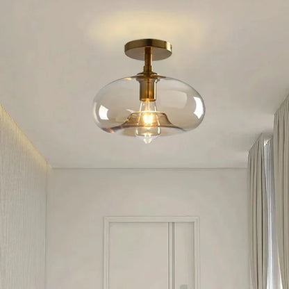 Moderne Deckenleuchte mit klarem Glasschirm und Messingdetails