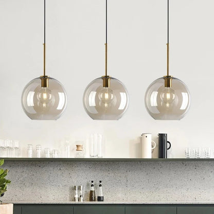 Moderne Deckenleuchte mit klarem Glasschirm und Messingdetails