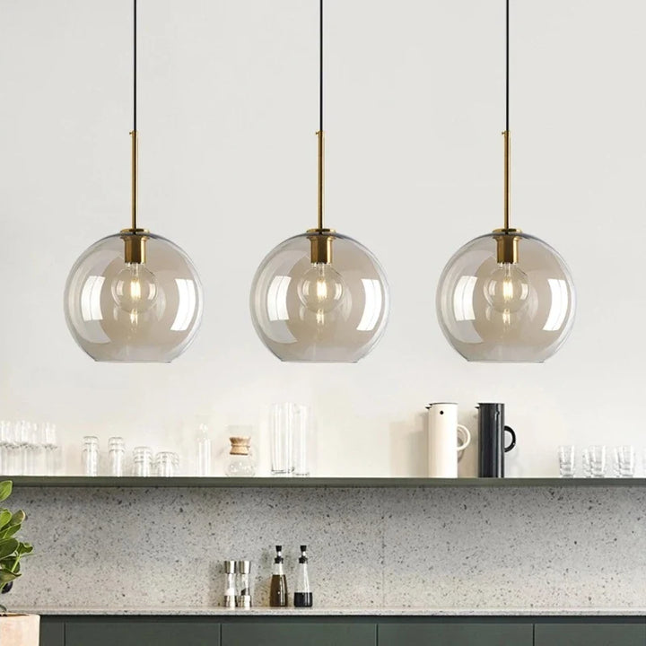 Moderne Deckenleuchte mit klarem Glasschirm und Messingdetails