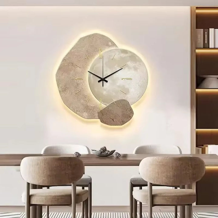 Minimalistische Wanduhr mit Monddesign in schlichtem, modernem Interieur