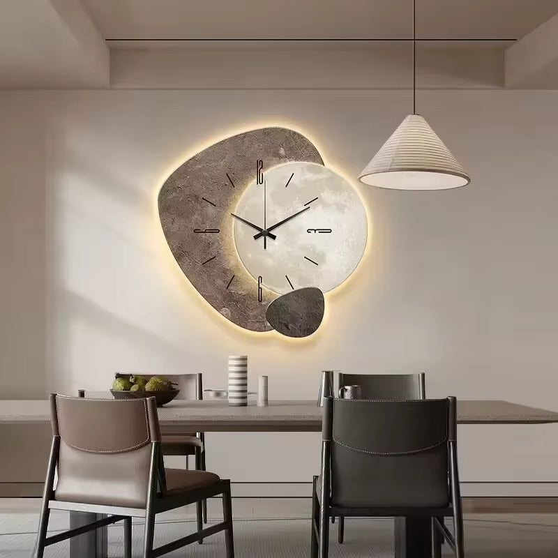 Organisch geformte Mond-Wanduhr als stilvolle Wanddekoration im Wohnraum