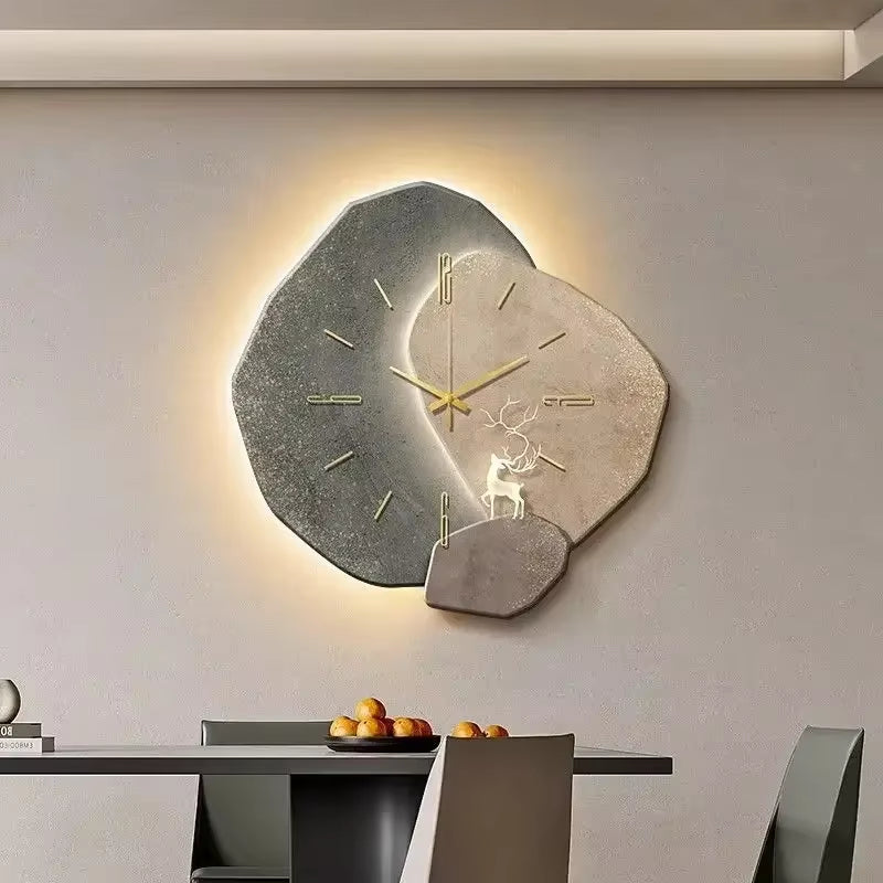Mond-Wanduhr mit organischer Silhouette und klarer, reduzierter Gestaltung