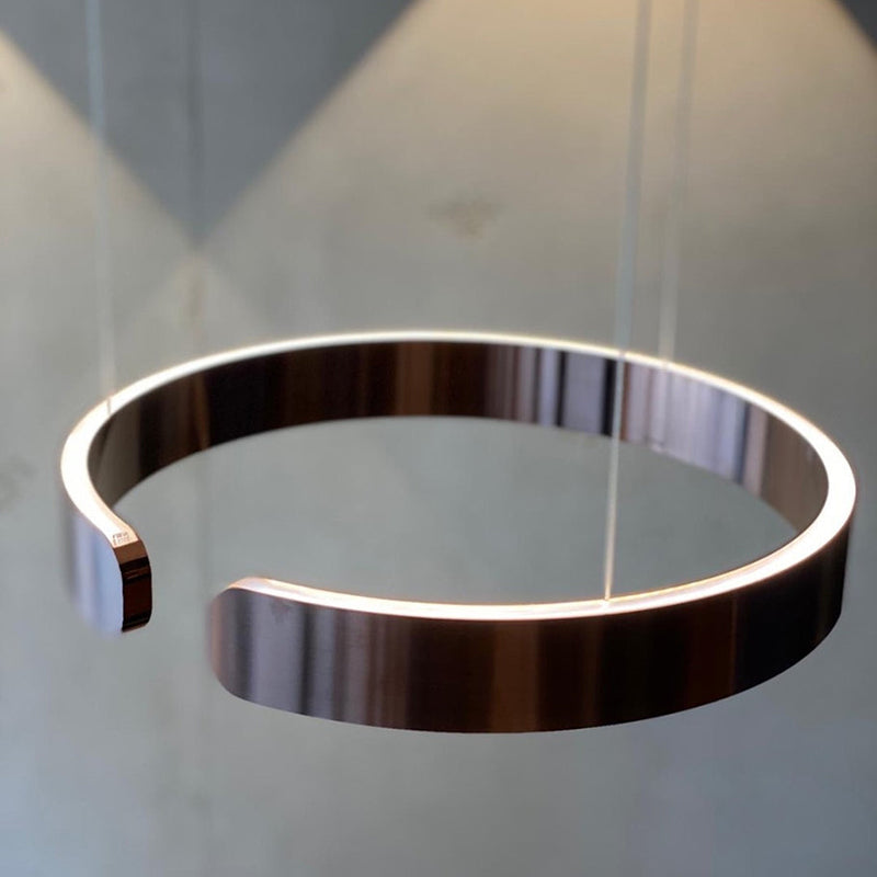 Moderne LED Pendelleuchte in Ringform mit Deckenmontage