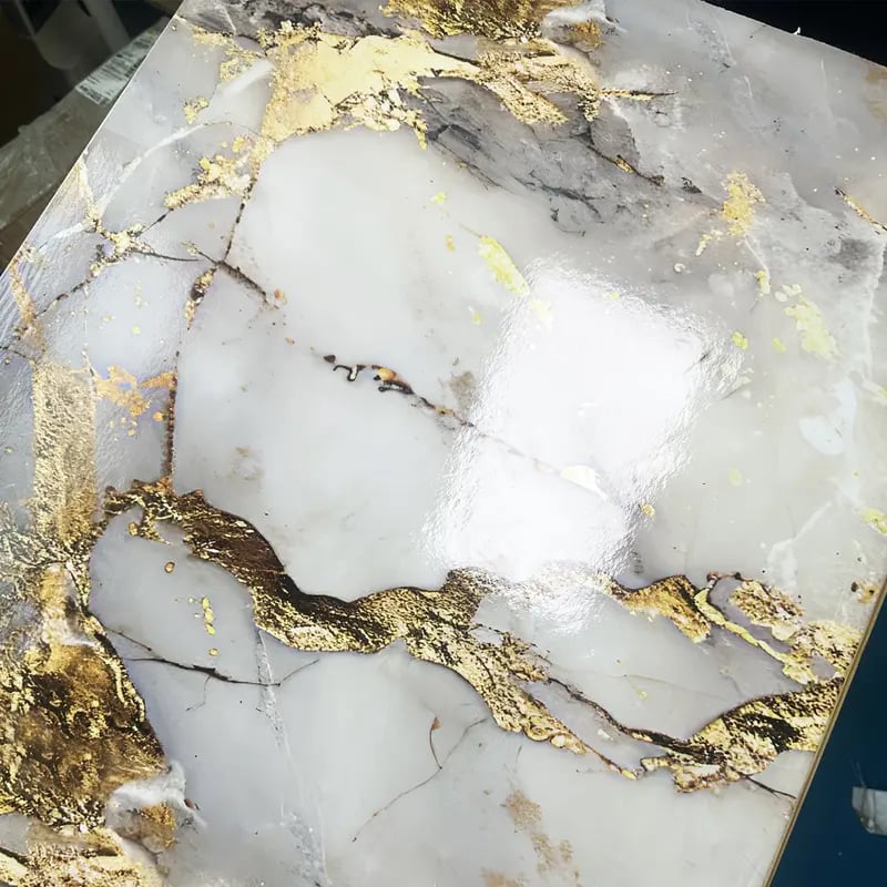 Dekorfolie in weißer Marmoroptik mit goldenen Adern als Rollenansicht