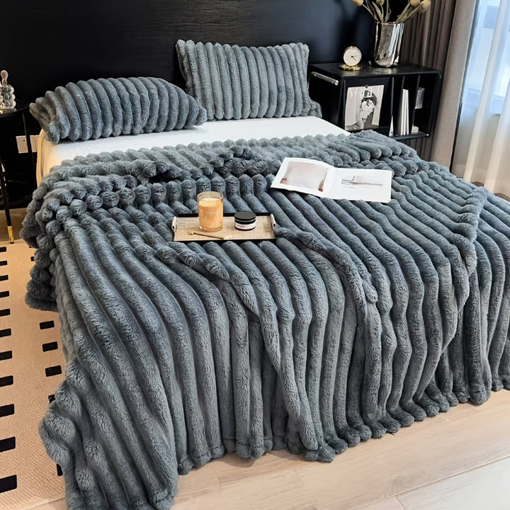 Streifen-Flanellkuscheldecke mit Kunstfell und Kordelzug