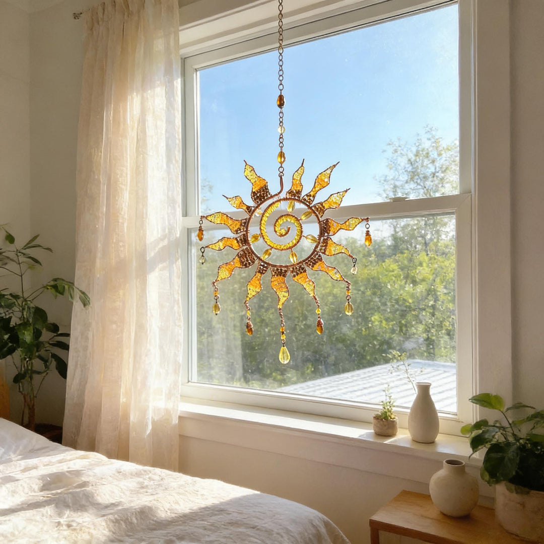 Kristall-Sonnenfänger als Fensterdeko mit funkelnden Lichtreflexen