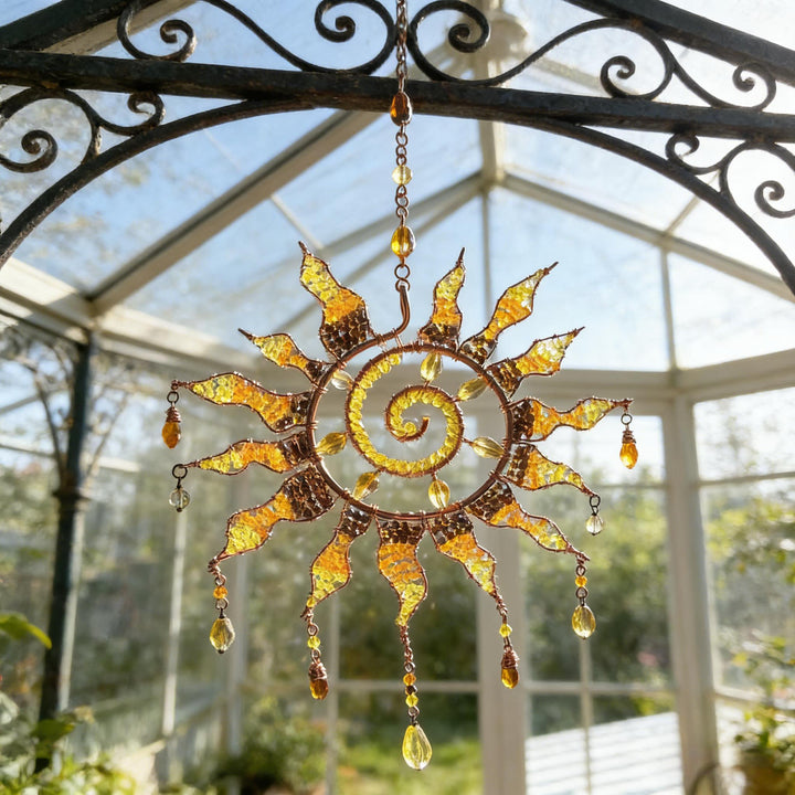 Sonnenfänger Kristall aufgehängt am Fenster als elegante Wohndekoration
