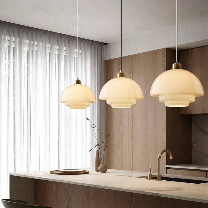 Pendelleuchte aus Milchglas im Mid-Century Stil mit Messingdetail