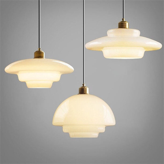 Pendelleuchte aus Milchglas im Mid-Century Stil mit Messingdetail
