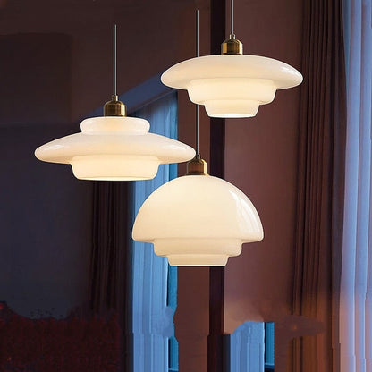 Pendelleuchte aus Milchglas im Mid-Century Stil mit Messingdetail