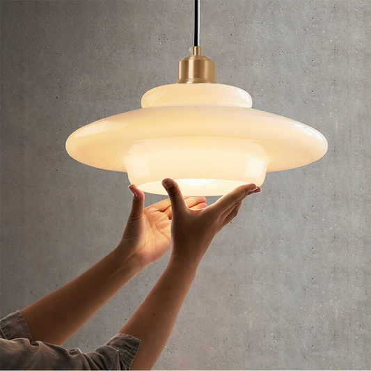 Pendelleuchte aus Milchglas im Mid-Century Stil mit Messingdetail