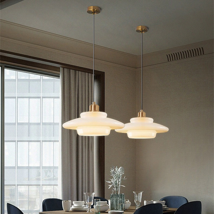 Pendelleuchte aus Milchglas im Mid-Century Stil mit Messingdetail