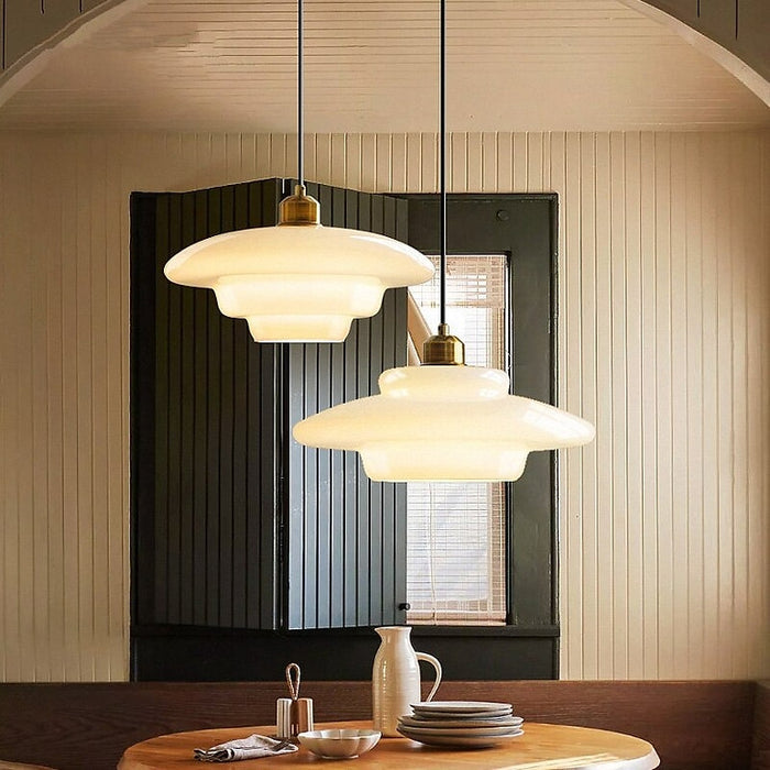 Pendelleuchte aus Milchglas im Mid-Century Stil mit Messingdetail