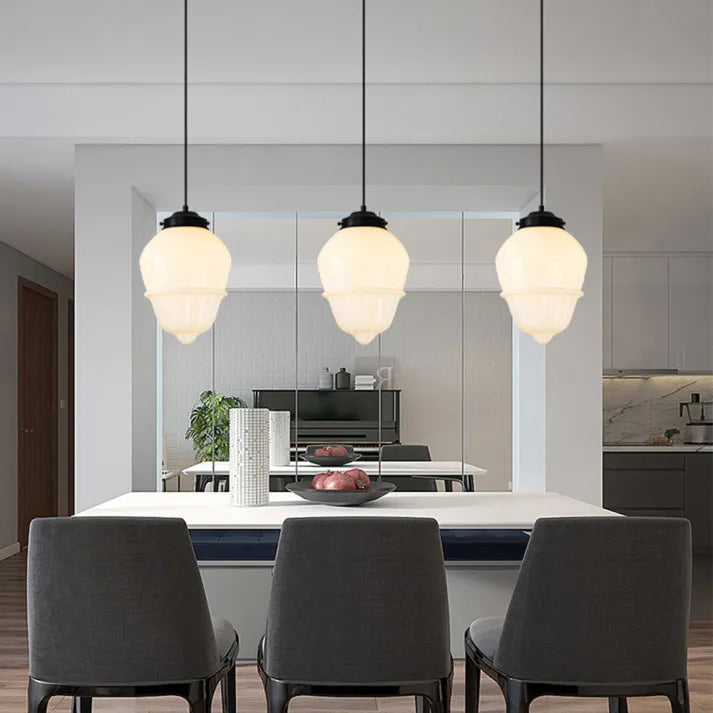 Pendelleuchte aus weißem Milchglas im geometrischen Design