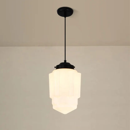 Pendelleuchte aus weißem Milchglas im geometrischen Design