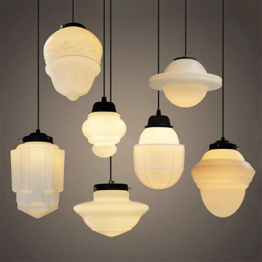 Pendelleuchte aus weißem Milchglas im geometrischen Design