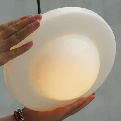 Pendelleuchte aus weißem Milchglas im geometrischen Design