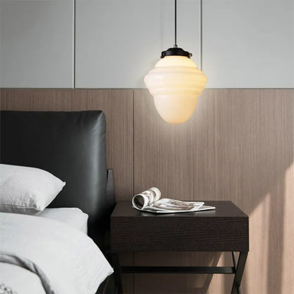 Pendelleuchte aus weißem Milchglas im geometrischen Design
