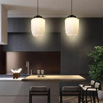 Pendelleuchte aus weißem Milchglas im geometrischen Design