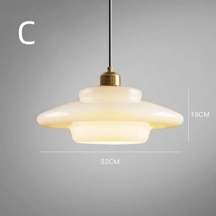 Pendelleuchte aus Milchglas im Mid-Century Stil mit Messingdetail