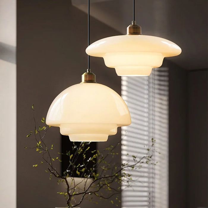 Pendelleuchte aus Milchglas im Mid-Century Stil mit Messingdetail